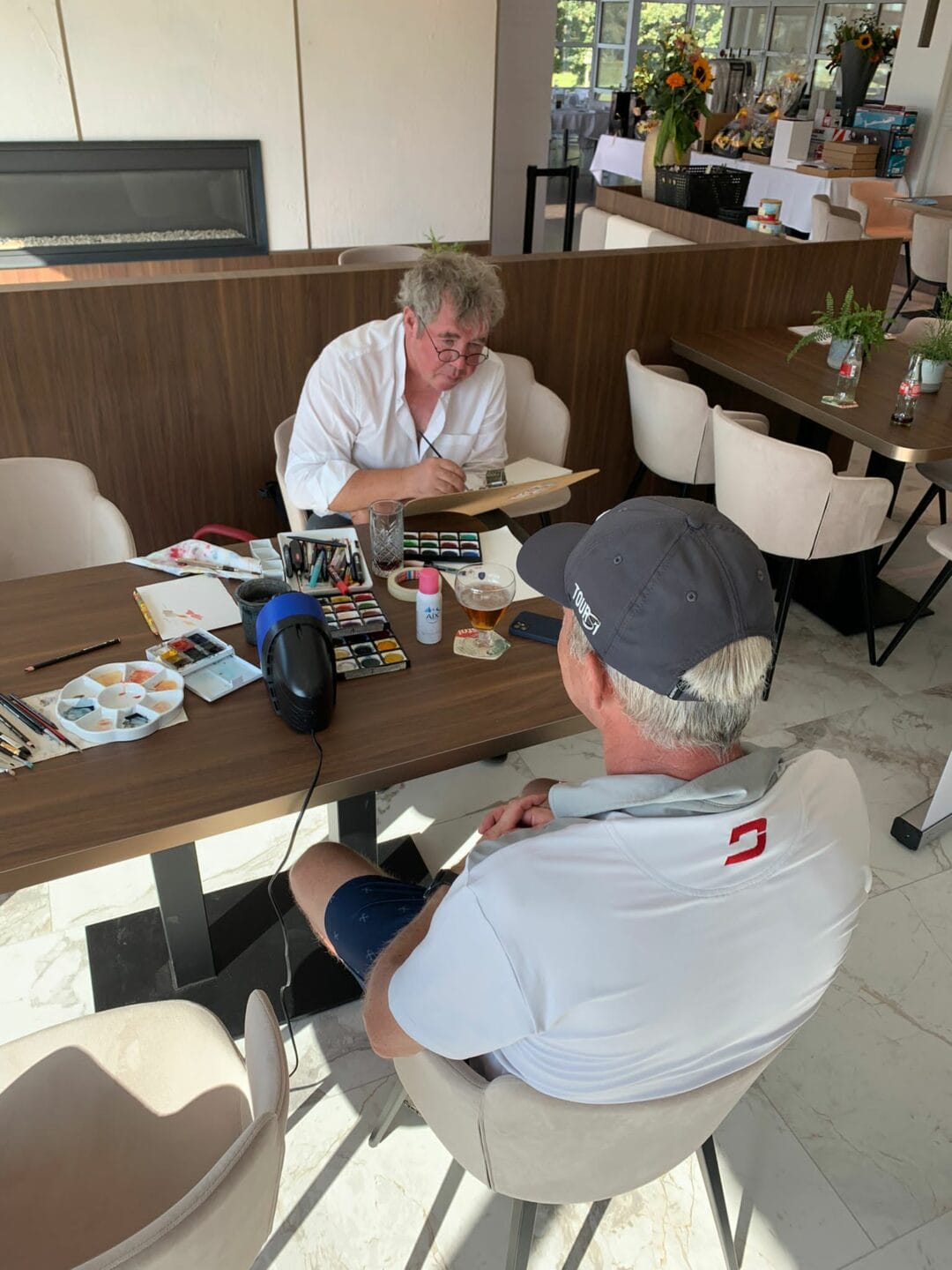 Vincent Rif en train de faire le portrait d'un golfeur