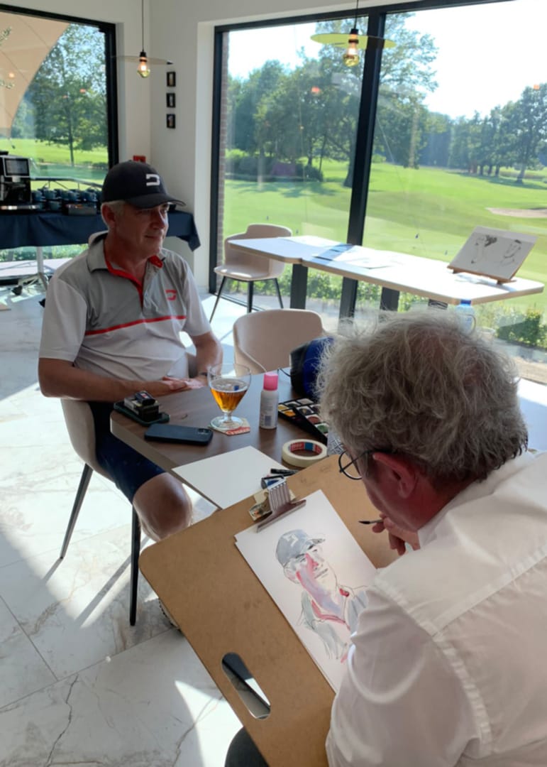 Vincent Rif en train de faire le portrait d'un golfeur